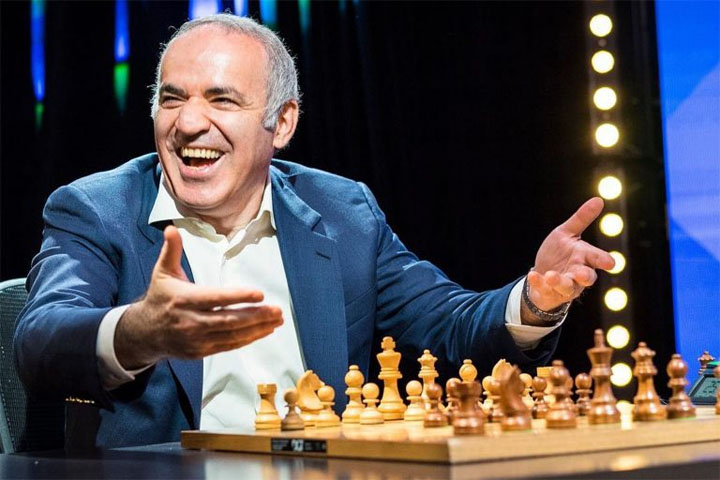 Garry Kasparov fez 61 anos em 13/4/ 2024. Um mês antes, foi incluído pelo governo da Rússia na lista de terroristas e extremistas , que impõe limites às transações bancárias. Crítico do Kremlin, ativista político e escritor, Kasparov fugiu da Rússia em 2014 com medo de perseguição. Ele nasceu na antiga União Soviética, numa área onde hoje fica o Azerbaijão.