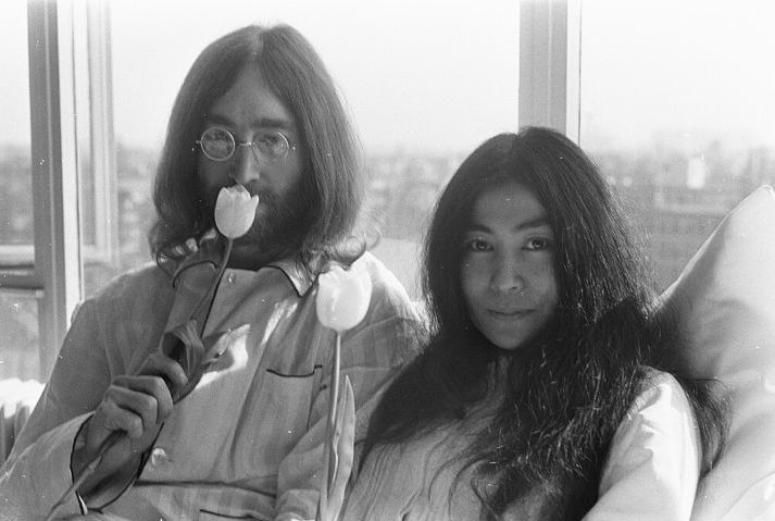 Com a morte de Epstein, o grupo passou a ter muitas brigas internas, assim como a presença da namorada de Lennon, Yoko Ono. Em meio à separação de John e Cynthia Powell, McCartney fez uma música para confortar o filho do casal e surgiu Hey Jude, uma das canções mais emblemáticas da banda.