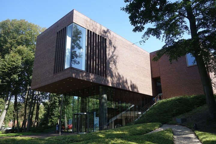 “Nossa arte incentiva os visitantes a verem objetos do cotidiano sob uma nova perspectiva. Ao exibir obras de arte em lugares inesperados, ampliamos essa experiência e mantemos os visitantes atentos, declarou o museu.