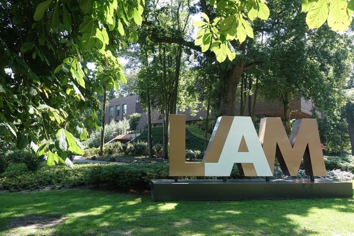 O LAM Museum fica localizado na cidade de Lisse, a cerca de 30 quilômetros de Amsterdã.