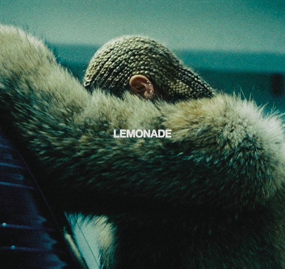 10º) Lemonade (2016), da Beyoncé: Esse foi o sexto disco de estúdio da cantora, considerado por muitos um marco cultural e artístico. O álbum foi um projeto multimídia inovador, combinando música, filme e artes visuais para contar uma história sobre amor, traição, cura e empoderamento feminino.