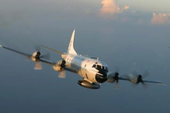 O avião, um WP-3 Orion, tem sido usado pela agência para coletar informações sobre tempestades tropicais, ciclones e furacões e, assim, transmitir os dados para agências de meteorologia. 