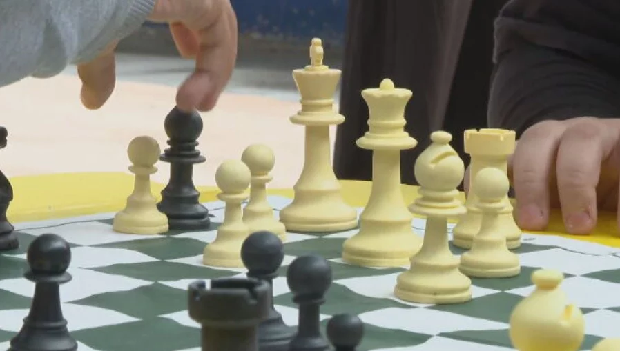 A diretora Janaína Freire diz que os alunos costumam levar para os pais a experiência do jogo. E é grande a interação entre a comunidade escolar e as famílias. 