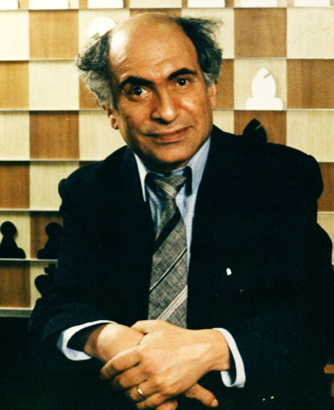  Mikhail Tal (1936-1992) - Nascido em Riga, na Letônia (então União Soviética), Misha - como era chamado - tinha um estilo agressivo de jogo, sem medo de arriscar peças. O Mago de Riga dizia: É preciso levar o rival a uma floresta escura onde ele pensa que 2+2 são 5. Campeão mundial em 1960. 