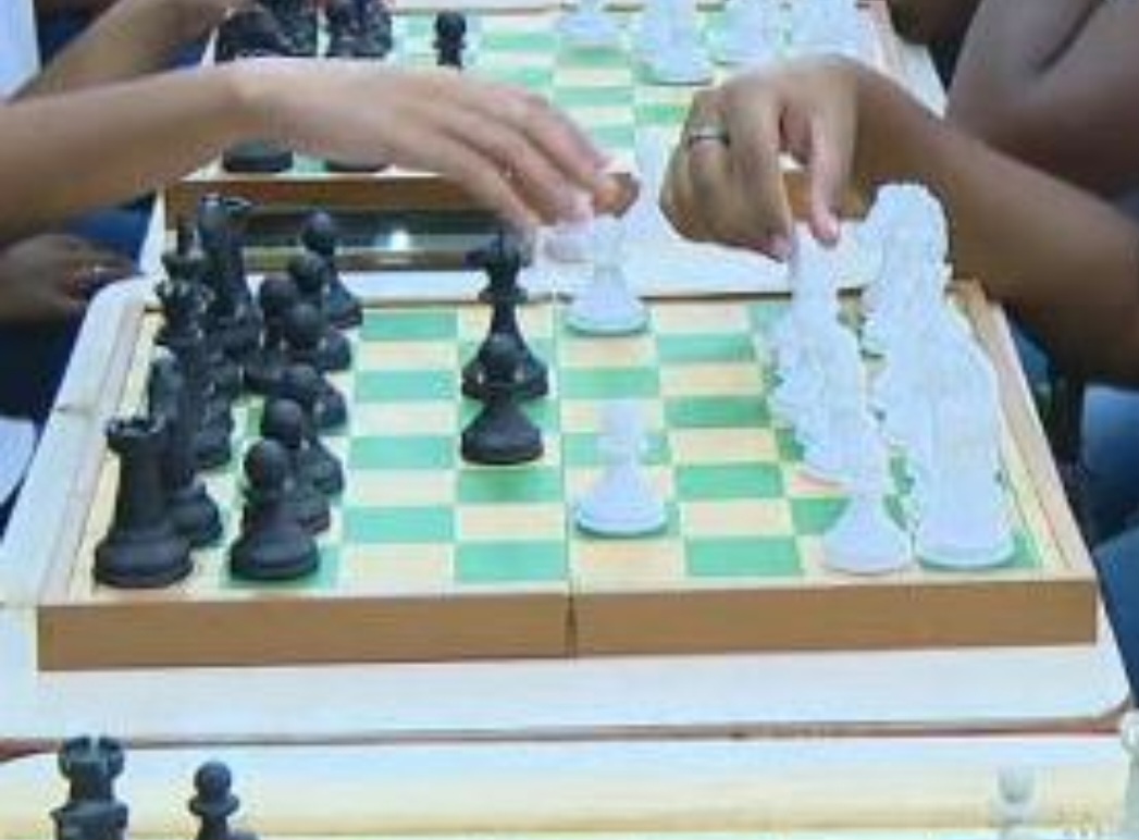 Ao longo de meses, até a grande final, eles participam de quatro etapas, para exercitar habilidades de concentração, foco, percepção, lógica e estratégia. O projeto foi criado em 2016 por um professor de matemática e faz sucesso. Desde o começo da atividade, mais de 5.400 estudantes participaram da competição.