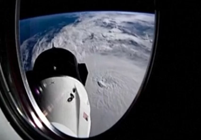 O Milton evoluiu em velocidade recorde para esta época do ano. Era tormenta tropical no dia 6/10), passou para furacão de categoria 2 no dia 7 e pulou três categorias em 4 horas, atingindo a escala máxima de 5. E avança em direção à Flórida 