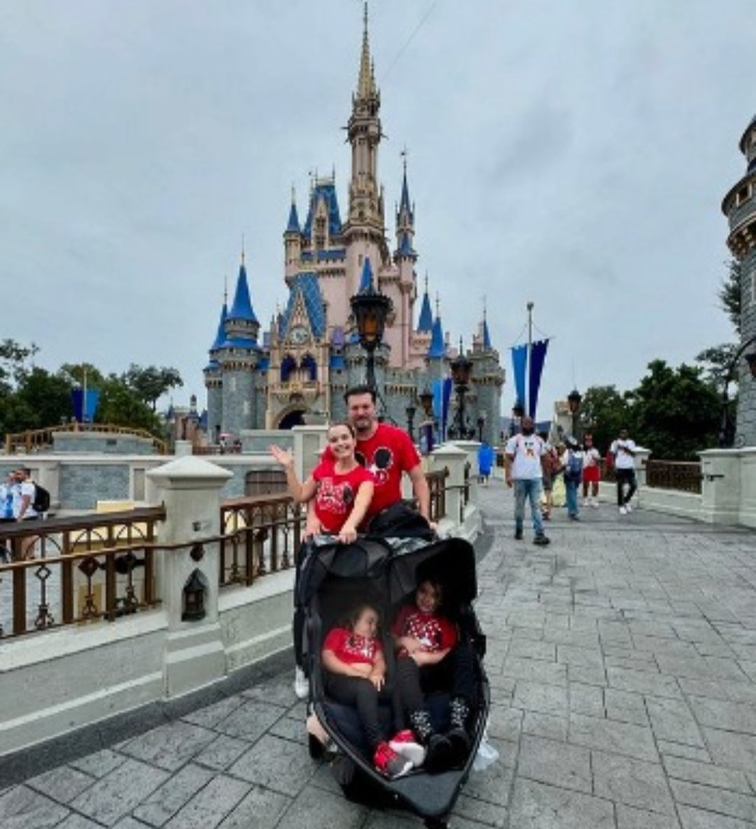 Thaeme também saiu fora. Foi com a família para Hartford. Ela passou pelo mesmo em 2022 quando o Furacão Ian atingiu a Flórida. 