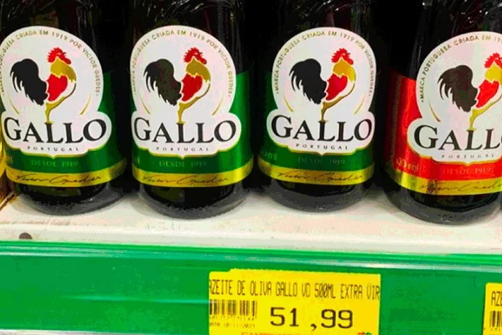 Os preços do azeite de oliva continuam altos tanto no Brasil quanto no exterior em 2024. Em Belo Horizonte, por exemplo, o custo da embalagem de 500 ml de azeite nas prateleiras ultrapassou R$ 50.