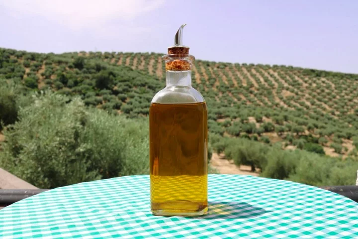 A Espanha, maior produtor mundial de azeite de oliva, também vem sofrendo com a alta nos preços do azeite. Esse aumento fez com que os consumidores optassem por alternativas mais em conta, como o óleo de girassol.