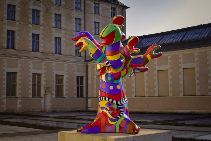 A arte moderna, que emergiu no final do século 19 e se desenvolveu ao longo do século 20, reflete uma ruptura com as tradições clássicas e acadêmicas da arte. 