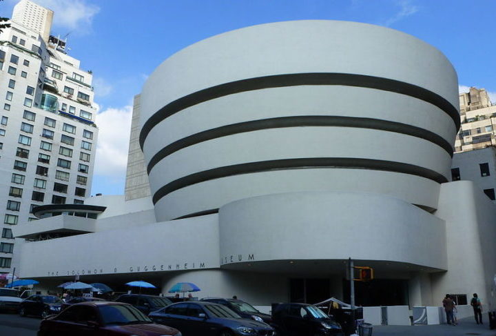 Outro caso inusitado aconteceu em agosto deste ano, quando um jovem resolveu pregar uma peça nos visitantes do Museu Solomon Robert Guggenheim, em Nova York.