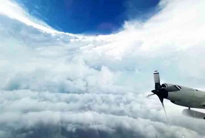 Recentemente, o Furacão Beryl causou mortes e destruição no Texas. E um fato curioso foi a entrada de cientistas no olho do furacão. O grupo de caçadores de furacões embarcou num avião da Agência Nacional Oceânica e Atmosférica dos EUA (NOAA) quando o Beryl estava no Caribe  em julho.