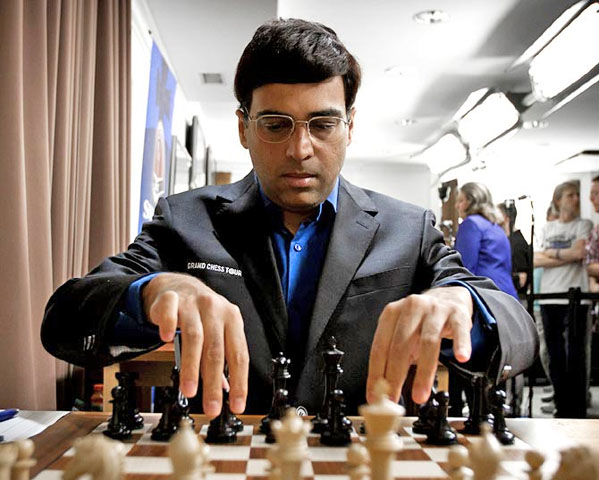 Viswanathan Anand - Indiano, nascido em 11/12/1969, é celebridade em seu país. Tem reconhecimento mundial. Ainda adolescente, vencia competições, apelidado de Rapaz-Relâmpago por derrotar adversários em no máximo 10 minutos. Conquistou aos 18 anos o título máximo: Grande Mestre. Campeão mundial de 2007 a 2011. 