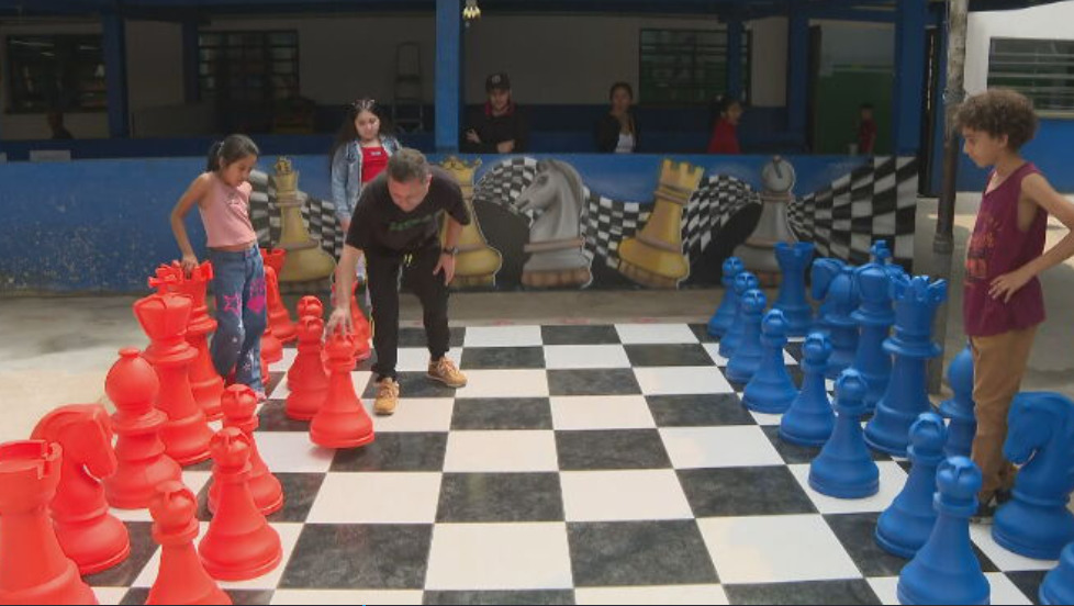 E um dos focos da instituição é estimular o raciocínio dos estudantes com a prática do xadrez.  Desde 2018, os professores desenvolvem a atividade para as crianças, inclusive de forma lúdica, com brincadeiras em áreas abertas.