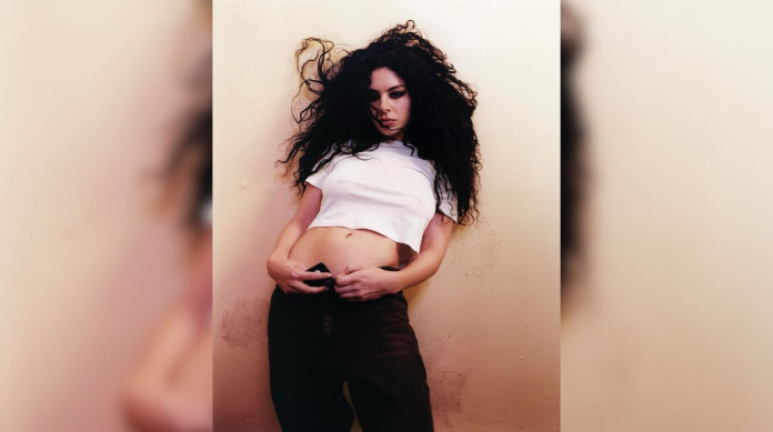 Charli com look desleixado durante processo de divulgação de álbum de trabalho