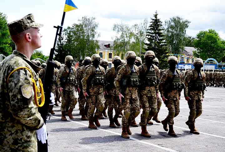 A Ucrânia tem fortalecido suas forças armadas, especialmente após o conflito com a Rússia. Com foco na modernização e em táticas de guerrilha, busca apoio ocidental para fortalecer sua defesa e manter a soberania territorial frente a ameaças externas. Em 18º, tem índice de 0.2598.