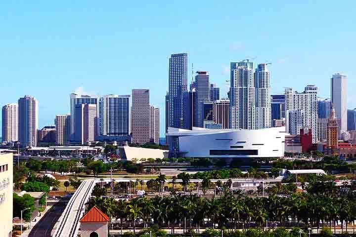 A Flórida recebe anualmente mais de 100 milhões de visitantes. Em 2023, mais de um milhão de brasileiros viajaram para a região.
