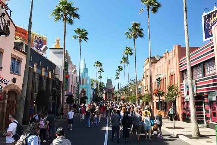 A Disney World funcionou por muitos anos como um distrito autônomo, com governo próprio, mas em 2023 o governador Ron DeSantis assinou uma lei que repassou o controle da área para o estado. 
