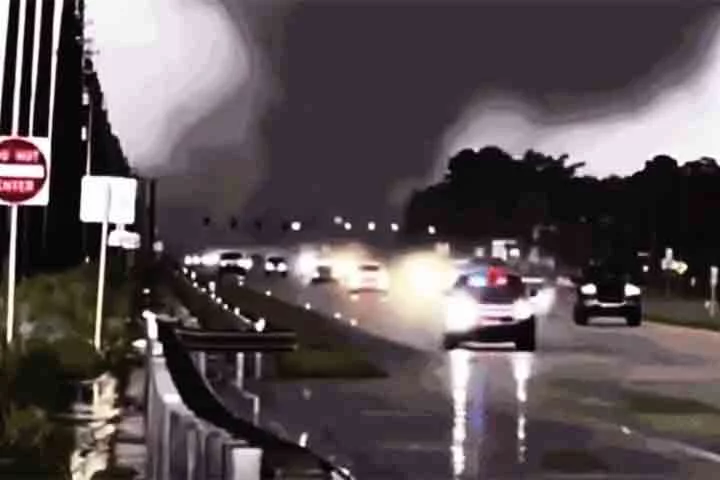 Na cidade de São Petersburgo, o teto do estádio de beisebol Tropicana Field foi arrancado pela força dos ventos. O local iria ser utilizado como abrigo para moradores que deixaram suas casas. 
