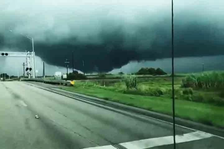 O furacão chegou ao estado com ventos de até 195 km/h e deixou ao menos 10 mortos, de acordo com as autoridades. 
