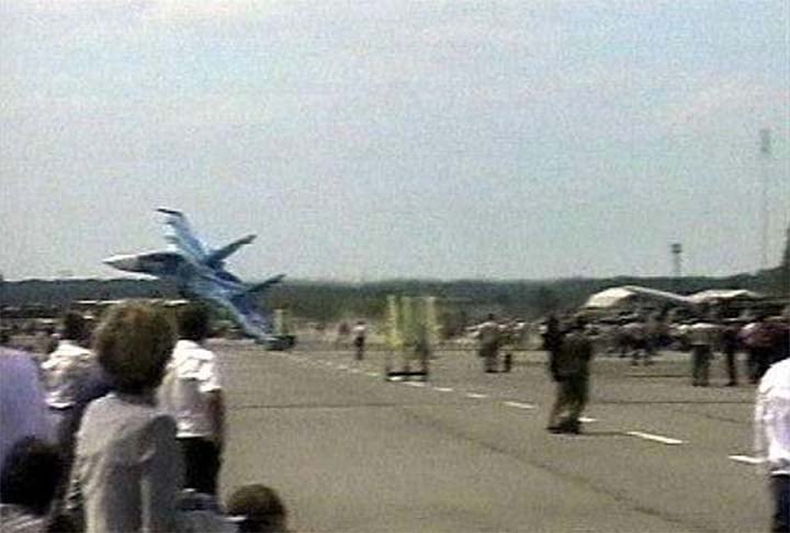 O desastre aéreo de Sknyliv, em 27/7/ 2002, em Lviv, na Ucrânia, foi uma das maiores tragédias da aviação militar da história. Durante um show aéreo pelo Dia da Força Aérea ucraniana, um Antonov An-26, utilizado para transporte militar, realizou uma manobra de baixa altitude e perdeu o controle, colidindo com o solo e explodindo em chamas. 