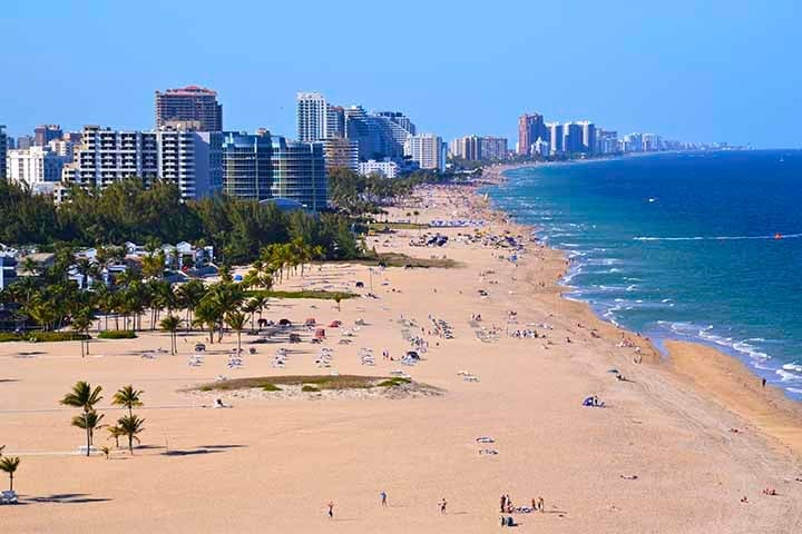 A cidade de Fort Lauderdale, na costa sudeste, é famosa por seus canais de navegação que a tornaram conhecida como a “Veneza americana”. Próxima a Miami, tem um dos portos de cruzeiros mais movimentados do continente. 


