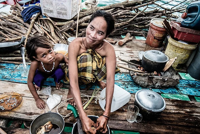 Em entrevista à  BBC, Llardo deu ideia de quanto a vida dos bajaus se passa em água: Quando fazem da maneira tradicional, eles mergulham repetidamente por cerca de oito horas por dia, gastando aproximadamente 60% do seu tempo debaixo d'água. O mergulho pode levar de 30 segundos a vários minutos, mas a profundidades é de mais de 70 metros .