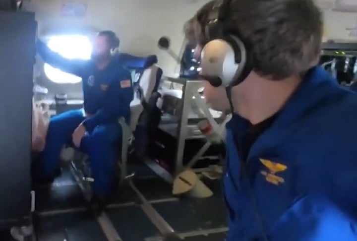 Caçadores de furacão são profissionais altamente treinados, geralmente meteorologistas e pilotos, que voam diretamente para o interior de furacões com o objetivo de coletar dados cruciais sobre essas poderosas tempestades.