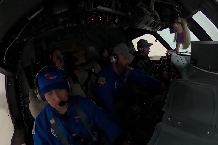 Ao coletar dados em tempo real sobre a temperatura, pressão, umidade, velocidade do vento e outras variáveis dentro do furacão, os cientistas podem melhorar significativamente os modelos de previsão do tempo.