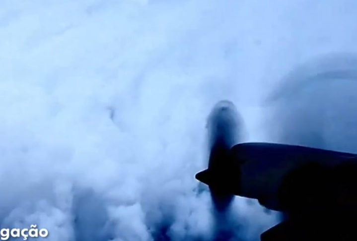 Esses voos são arriscados, já que as aeronaves precisam atravessar regiões de vento extremo, turbulência e fortes chuvas para alcançar o olho do furacão, onde a tempestade é mais calma. 