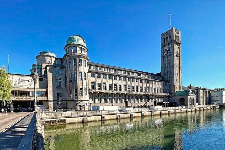 Munique também é um polo cultural, com inúmeros locais de arte, galerias e teatros. O Deutsches Museum, por exemplo, é um dos maiores museus de ciência e tecnologia do mundo.