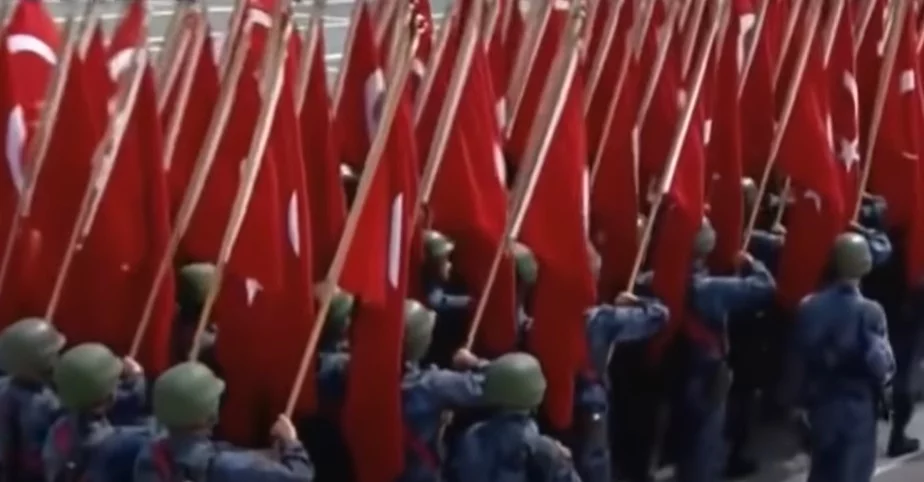 A Turquia tem um exército grande e diversificado, com foco em defesa nacional e operações no Oriente Médio. Investe em modernização e tecnologia, sendo membro da OTAN e atuando em diversas missões de segurança regional. Vem em oitavo, com nota 0.1697