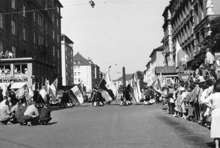 O evento foi organizado em comemoração ao casamento do príncipe herdeiro Ludwig da Baviera (que mais tarde se tornaria o rei Ludwig I) com a princesa Therese von Sachsen-Hildburghausen. 