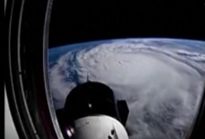 A família de Dodge havia guardado suas cinzas e resolveu doá-las depois que eles viram que o furacão havia se intensificado de uma categoria 2 para 5.