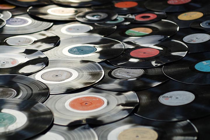 De acordo com a Associação Americana da Indústria de Gravação (RIAA na sigla em inglês), foram vendidos mais de 43 milhões de discos de vinil em 2023, com faturamento de 1,4 bilhão de dólares (R$ 7,2 bilhões na cotação atual).
