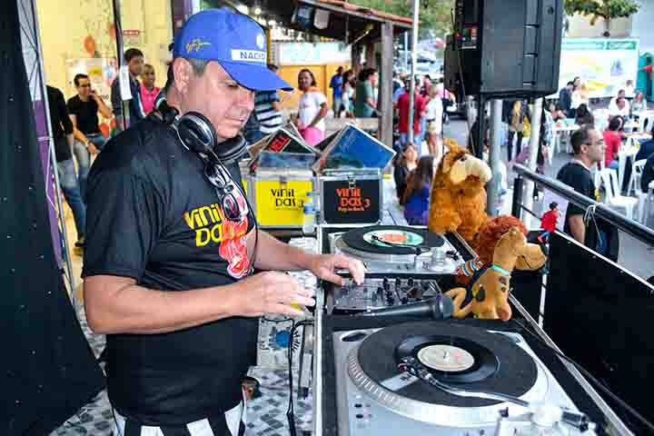 Embora represente apenas 0,6% do faturamento da indústria fonográfica brasileira - 87% são oriundos de plataformas de streaming -, os valores mostram um interesse ascendente pelo formato físico. 
