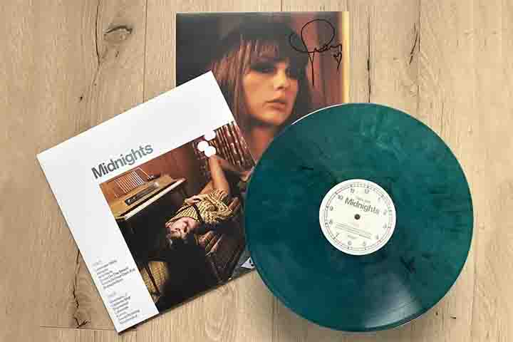 A análise feita pela BPI mostra que novos lançamentos em vinil de artistas como Ed Sheeran, Taylor Swift e Rolling Stones apareceram no topo das vendas, apontando que o consumo não está atrelado somente a álbuns antigos e cultuados. 
