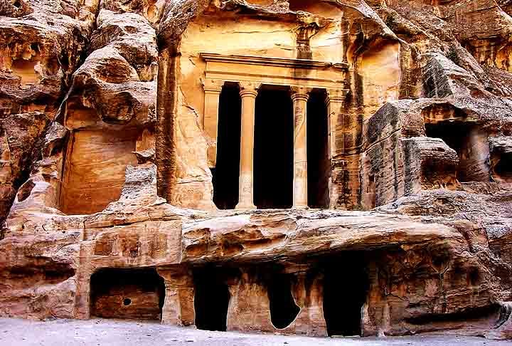 Petra é uma importante ruína arqueológica da Jordânia, no Oriente Médio. Sua ocupação começou no ano de 1200 a.C. A cidade prosperou durante os Impérios Romano e Bizantino, mas dois terremotos devastaram-na, deixando a cidade para baixo.