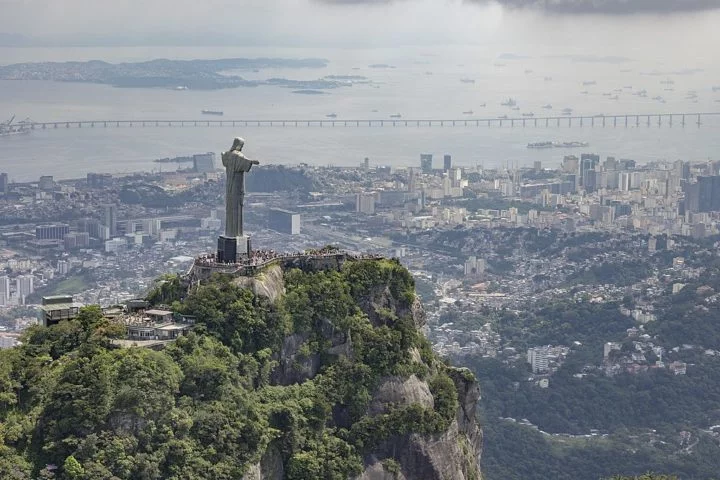 A ideia de construir uma grande estátua no alto do Corcovado foi sugerida pela primeira vez em meados do século XIX, mas foi o Círculo Católico do Rio de Janeiro que conseguiu as doações necessárias para colocar a ideia em prática no início do século XX.