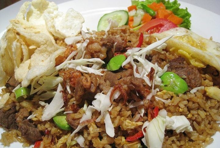 3º) Java, Indonésia: Java é a ilha mais populosa da Indonésia, o que se reflete na sua culinária. A influência de diferentes povos, como javaneses, chineses, indianos e holandeses, pode ser vista nos pratos típicos da região.