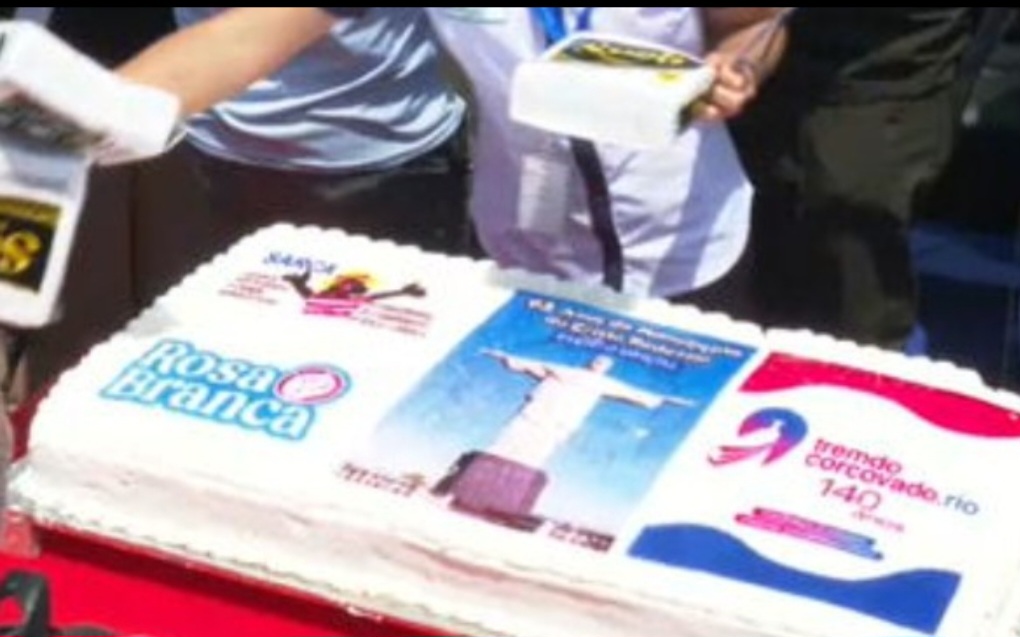 Teve festa de aniversário e os visitantes receberam bolo. A estátua , no alto do Corcovado, é considerada uma das maravilhas do mundo moderno. 