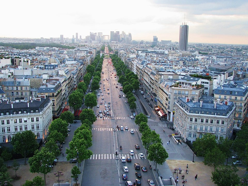 A mão francesa é a mais comum no mundo. E é a que adotamos no Brasil. Os motoristas dirigem pela pista da direita.