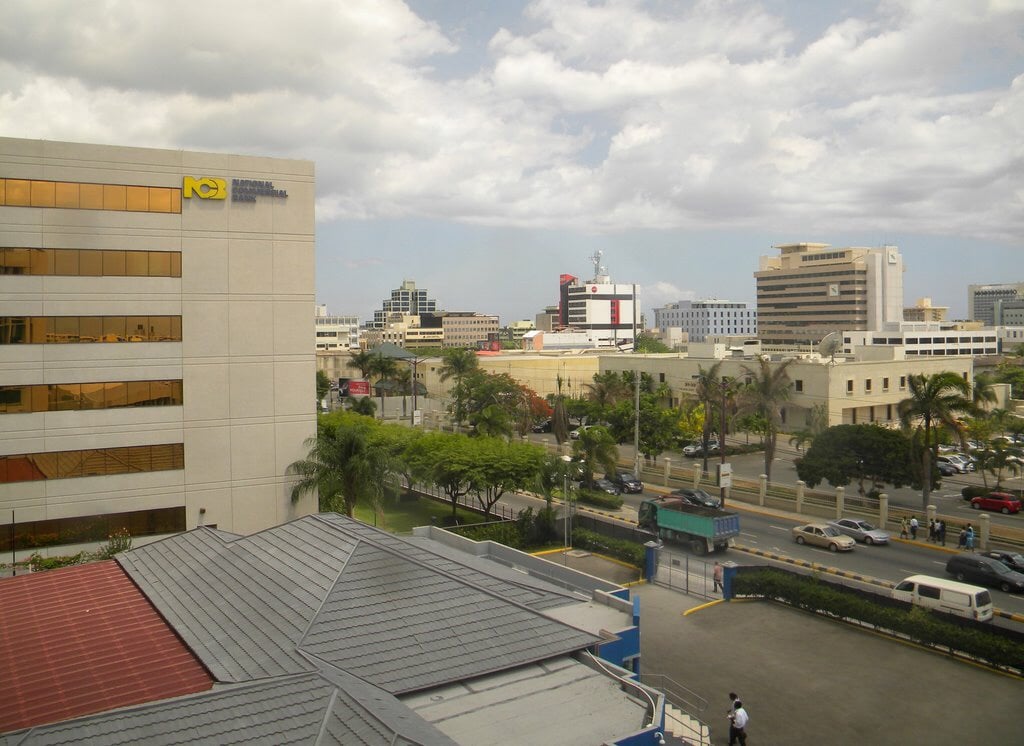 Alguns países do Caribe, na América Central, também têm mão inglesa. Entre eles, Barbados, Bahamas e Jamaica. Na foto, Kingston, capital jamaicana.