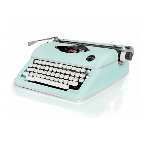 A máquina de escrever remonta ao Século 16. Foi sendo desenvolvida e serviu de inspiração para os computadores. Se você errasse algo na máquina de escrever, tinha que refazer tudo, pois se apagasse, ficava com uma mancha por cima. O teclado atual, dos celulares e computadores, conhecido como QWERTY, tem origem aí. 