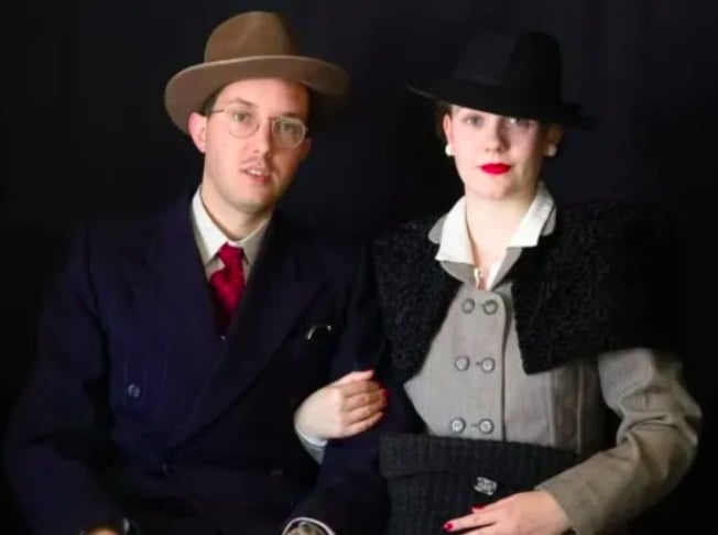 O casal também costuma restringir o tempo dedicado à tecnologia, preferindo jogar jogos de tabuleiro e sair para dançar nos fins de semana.