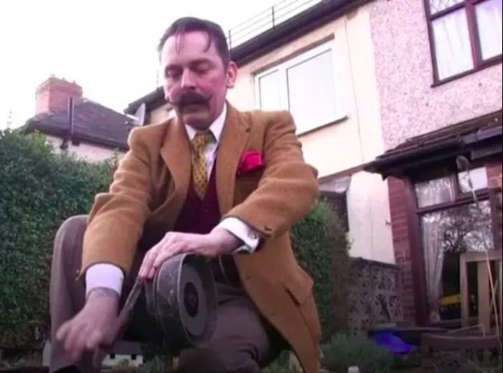 Segundo a BBC, a vida retrô do casal incluía um vaso com uma campanha do Ministério da Agricultura britânico durante a 2ª Guerra Mundial, além de instrumentos antigos usados para o cultivo e uma sirene para alertar sobre ataques aéreos!