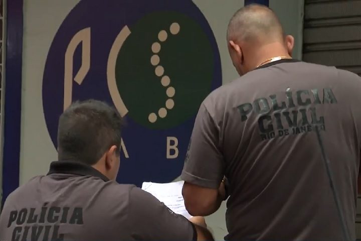 “As investigações indicam que os laudos, falsificados por um grupo criminoso, foram utilizados pelas equipes médicas, induzindo-as ao erro, o que levou à infecção dos pacientes, declarou a Polícia Civil.