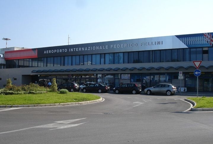 O aeroporto internacional mais próximo é o Aeroporto Federico Fellini, também localizado em Rimini.