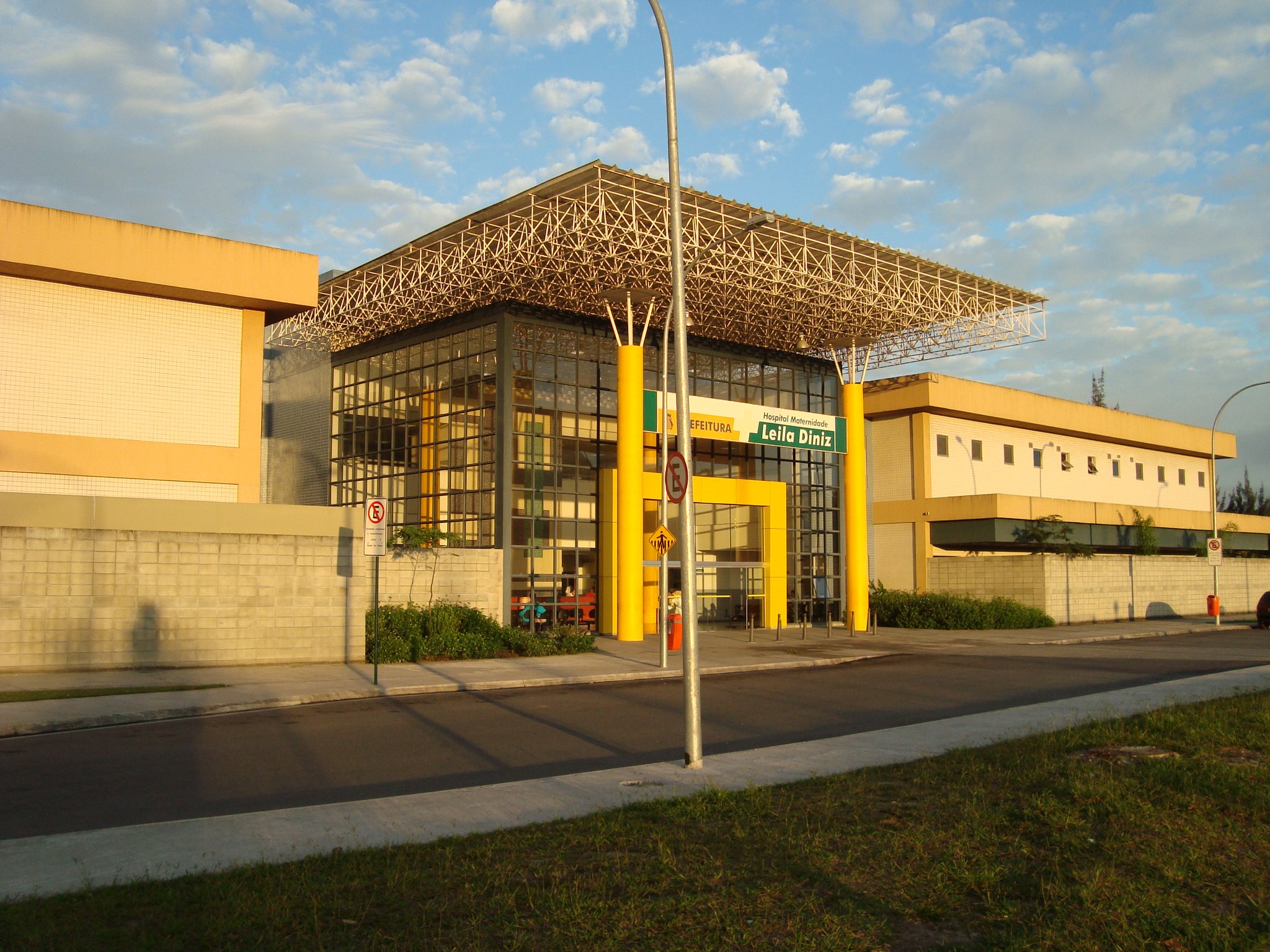 Por motivos óbvios, que todos os médicos ou estudantes de Medicina conhecem, a secretaria de Saúde determina que é expressamente proibido o uso de cigarros de qualquer tipo em ambiente hospitalar 