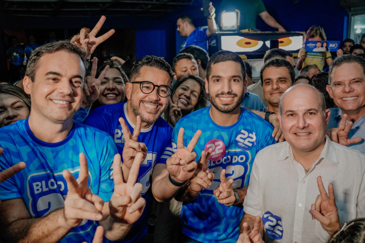 Oposição ao Governo do Ceará vem se movimentando para eleições de 2026. Na foto, Capitão Wagner (União Brasil), André Fernandes (PL) e Roberto Cláudio posam juntos em evento de campanha de André Fernandes à Prefeitura de Fortaleza em 2024